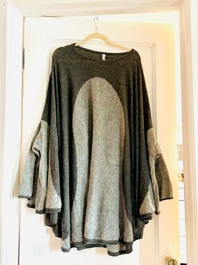 Ingrid Munt lightweight poncho style sweater (with sleeves) one size NWOT